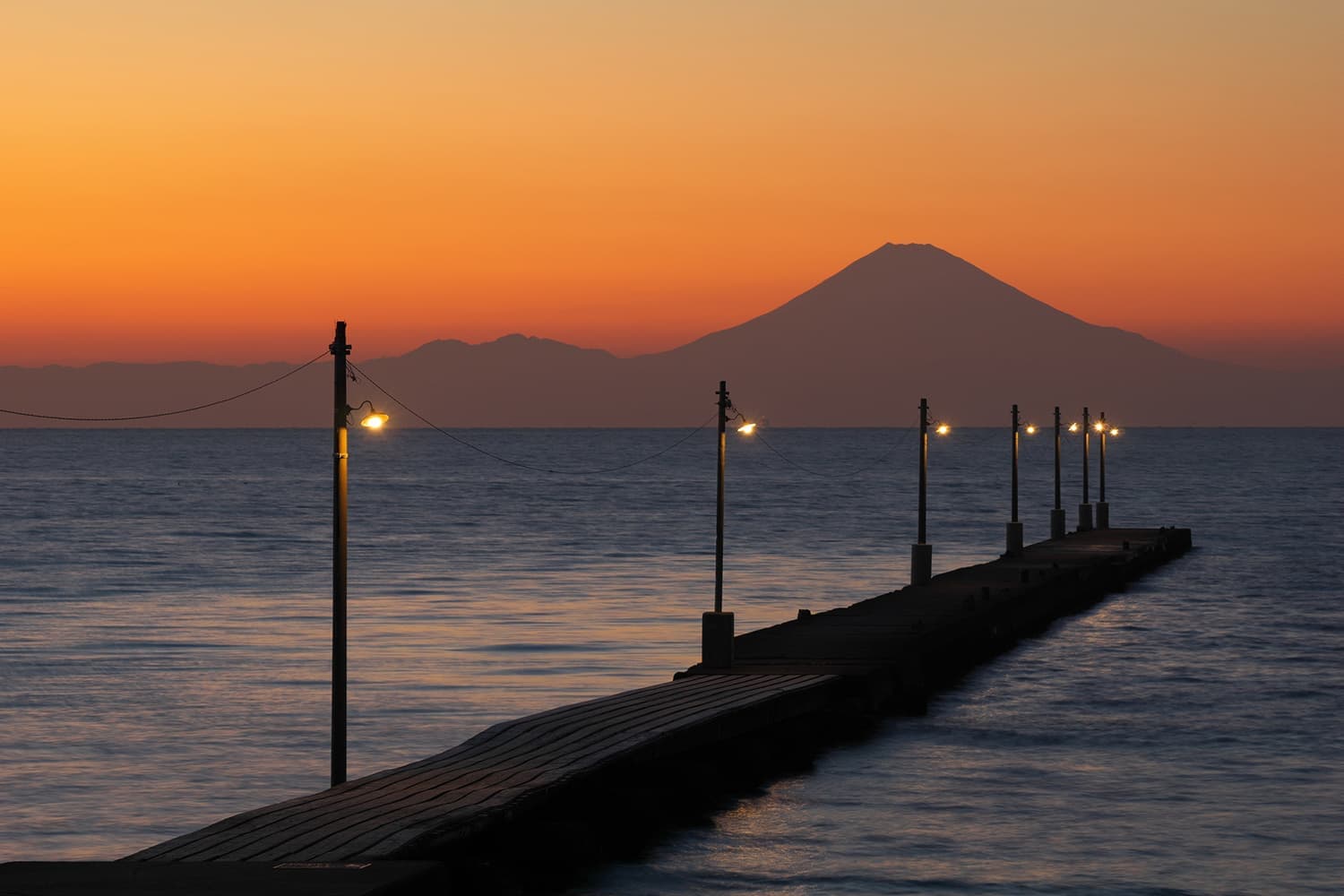 南房総市の桟橋と富士山の夕暮れが望める原岡海岸の岡本桟橋